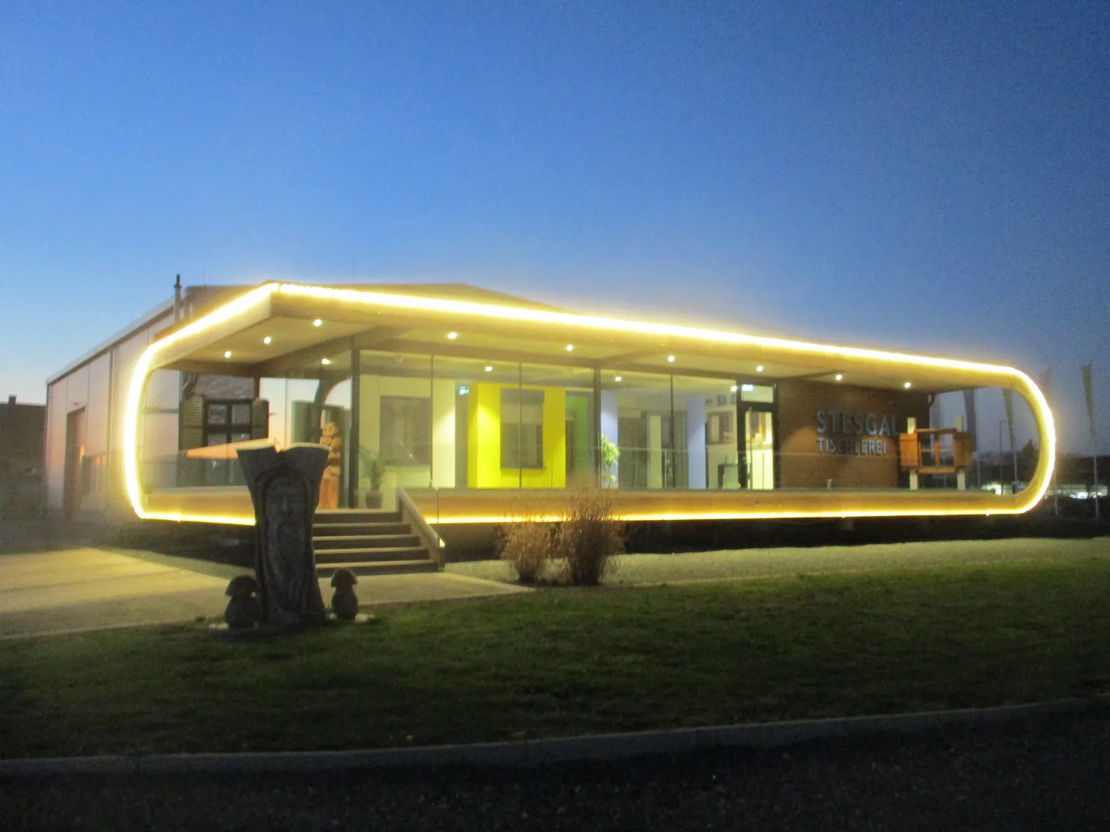 Schauraum in Oberwart in der Dämmerung mit leuchtendem Lichtband