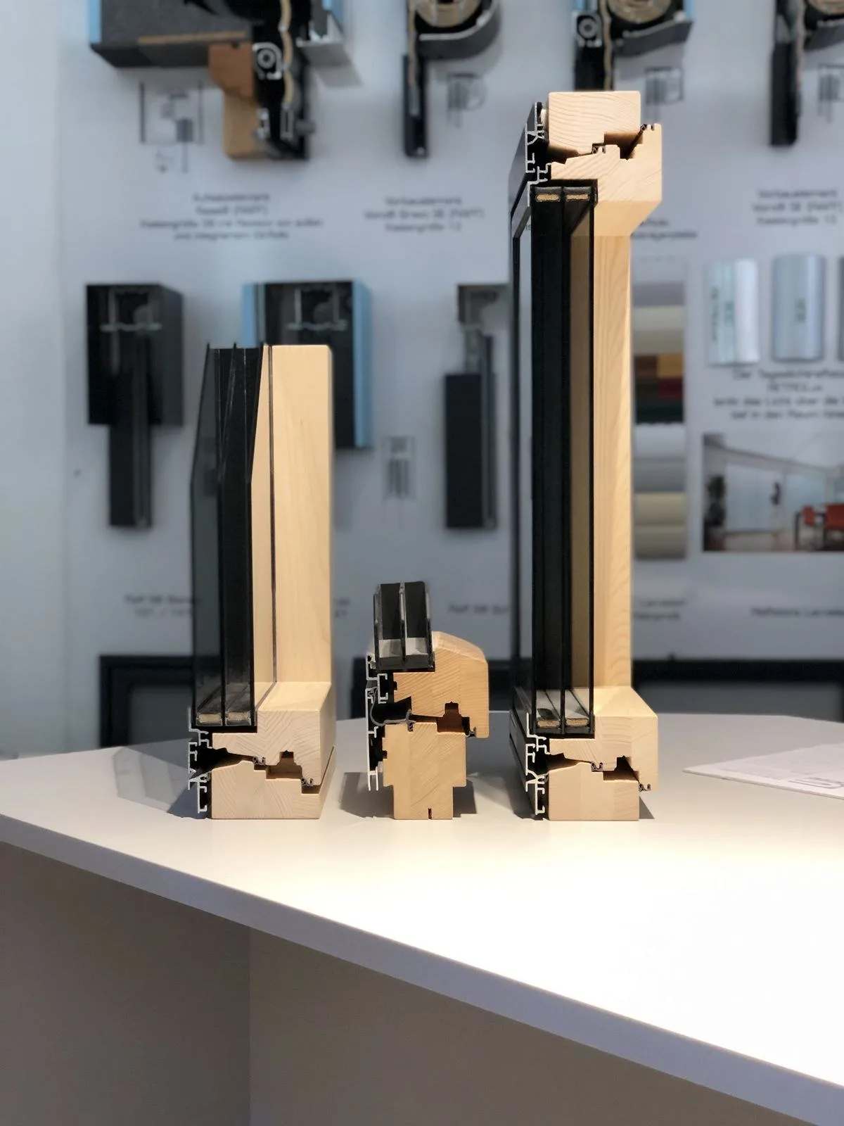 Schnittmodelle von Holz- und Holz-Alu-Fensterprofilen im Schauraum