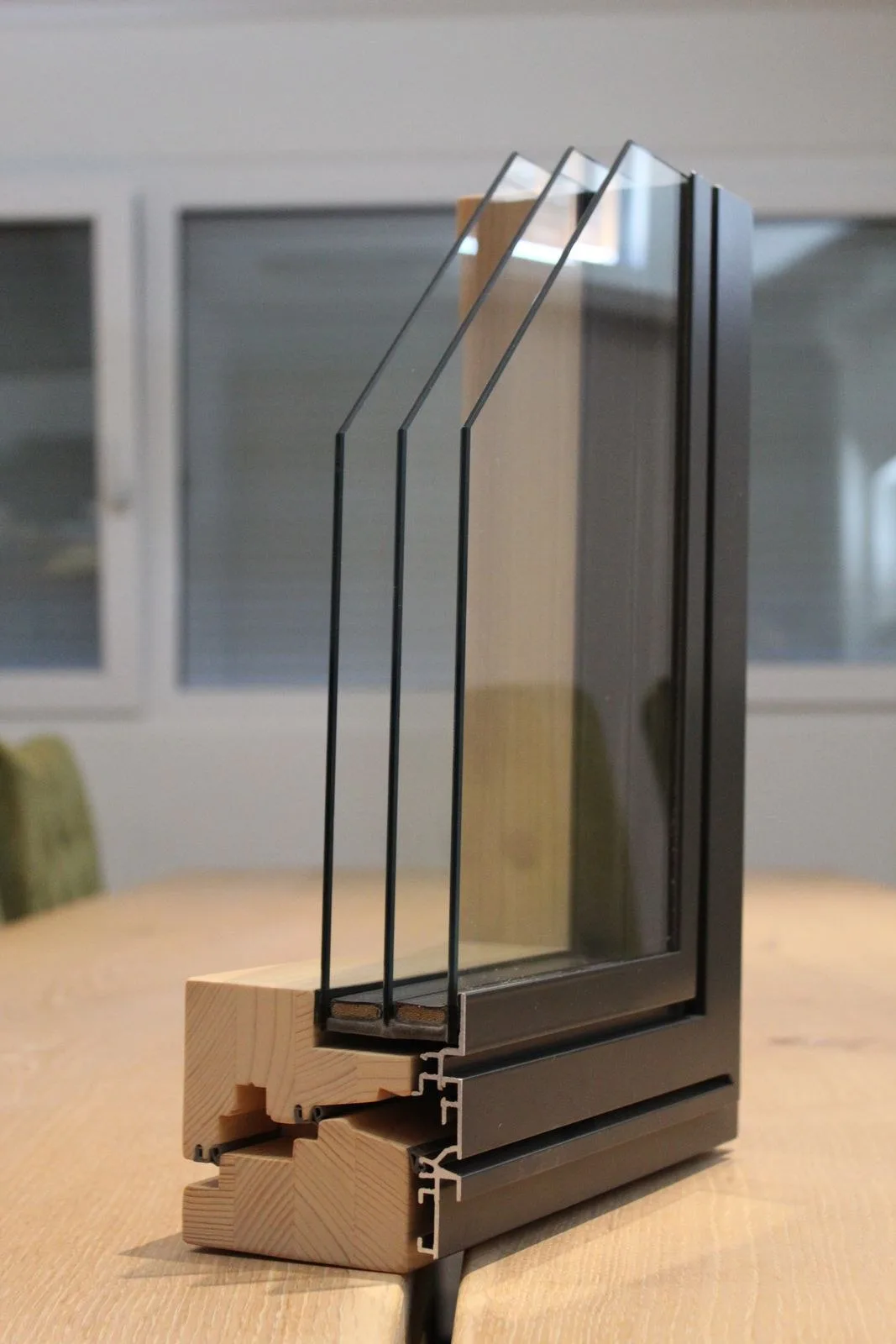Schnittmodell eines Holz-Alu-Fensters mit schwarzer Aluschale und Dreifachglas