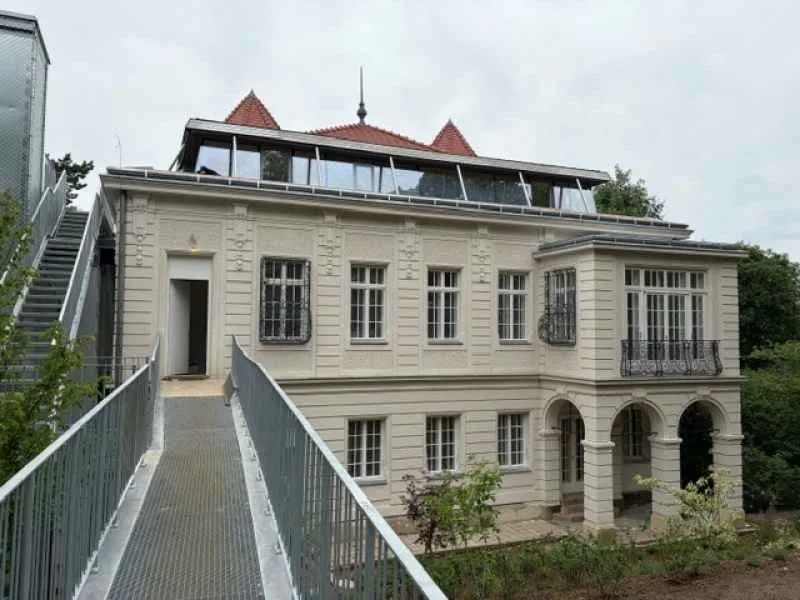 Villa mit Säulengang und Kastenfenstern