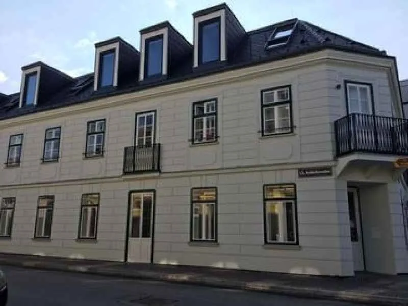Dreistöckiges Stadthaus mit Dachgauben und Sprossenfenstern