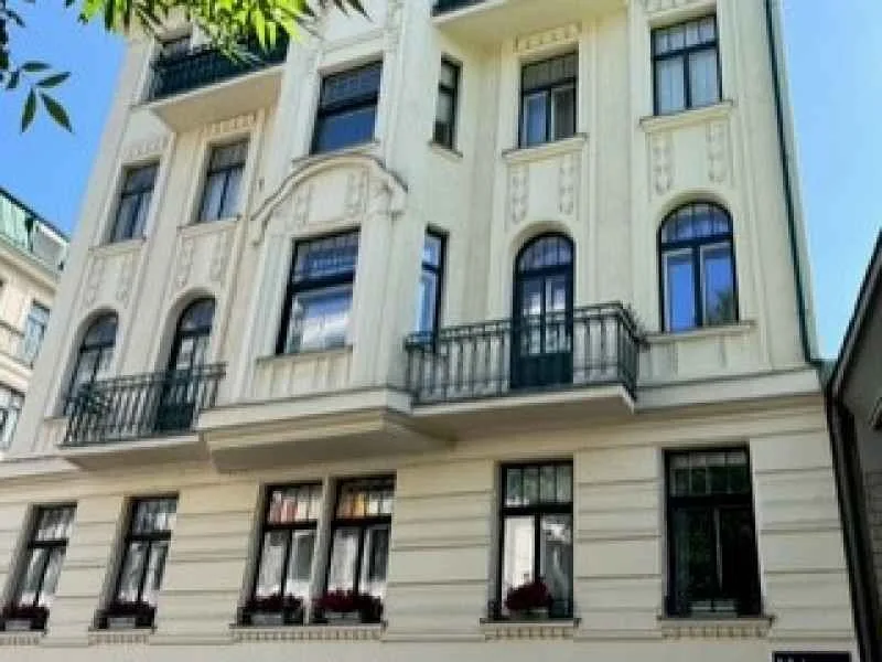 Jugendstilfassade mit Bogenfenstern und Balkonen