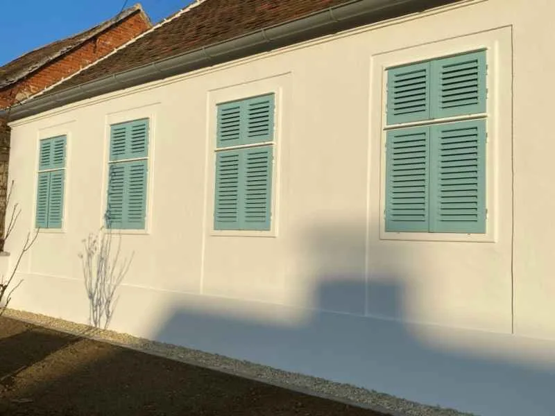 Fassade mit grünen Fensterläden