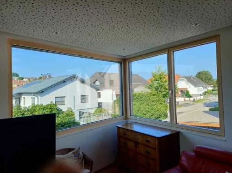 Eckfenster aus Holz mit Blick ins Grüne, Innenansicht